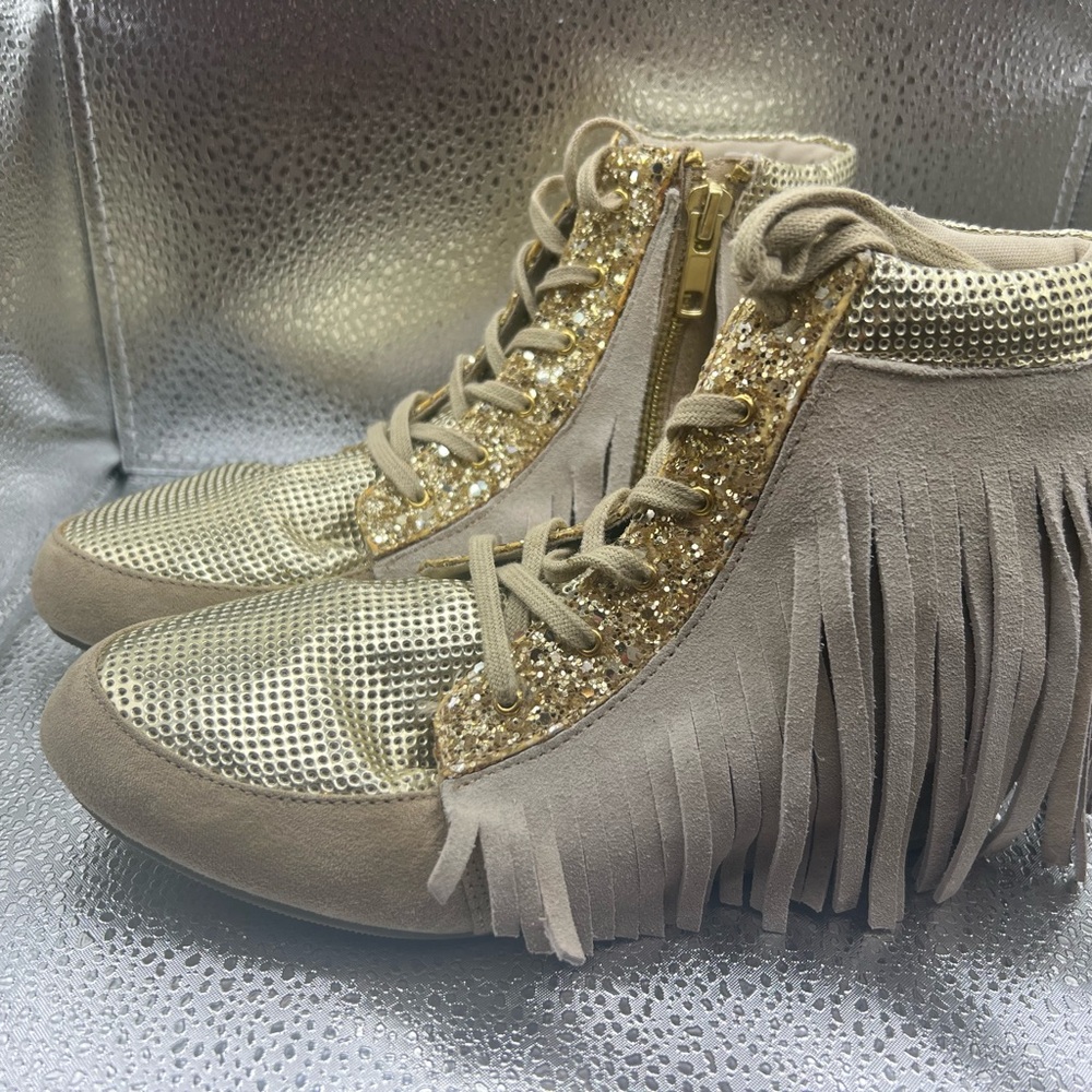 Joyfolie girls size 3 bootie. Gold with suede fringe.